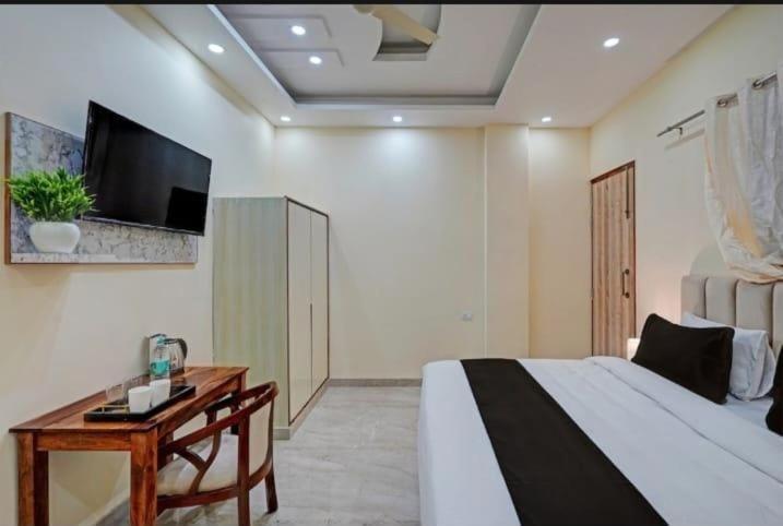 Shourya Hotel And Banquet Noida Exterior foto