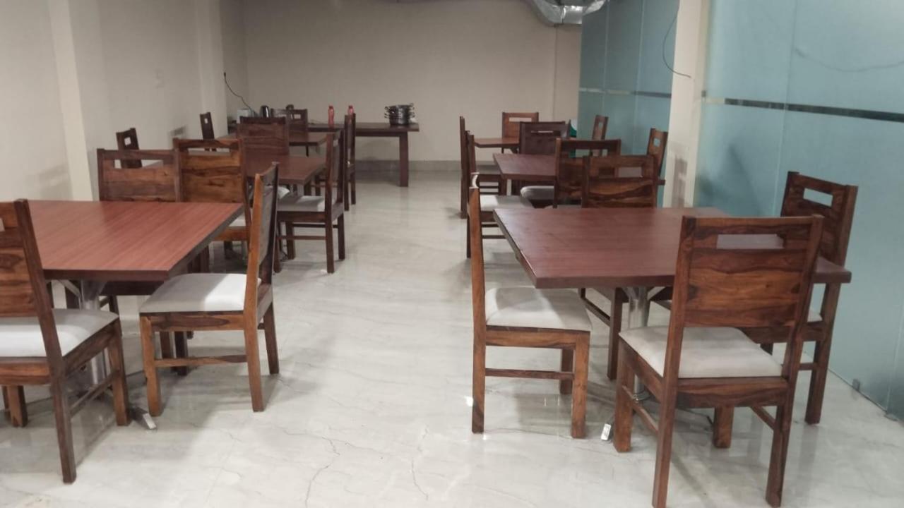 Shourya Hotel And Banquet Noida Exterior foto
