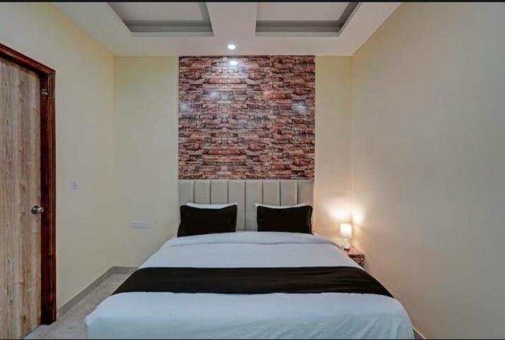 Shourya Hotel And Banquet Noida Exterior foto